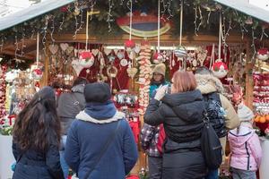 trento, italien - 1. dezember 2015 - leute am traditionellen weihnachtsmarkt foto