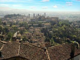 Luftpanorama der mittelalterlichen Stadt Bergamo foto