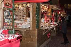 trento, italien - 1. dezember 2015 - leute am traditionellen weihnachtsmarkt foto