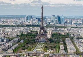 pariser eiffelturm und stadtansicht luftlandschaft foto