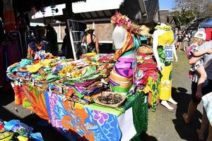 rarotonga, cookinseln - 19. august 2017 - touristen und einheimische am beliebten samstagsmarkt foto