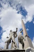 Rom mittelalterliche Statue mit Obelisk foto