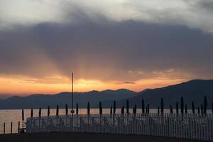 italienisches dorf sestri levante strand bei sonnenuntergang foto