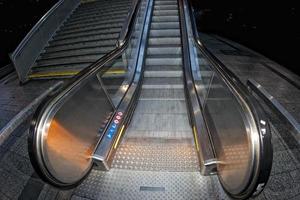 U-Bahn Rolltreppe ohne Menschen foto