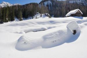 eine Holzhütte im Winterschneehintergrund foto
