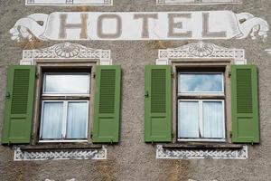 alte Holzfenster Berghotel Außenansicht foto