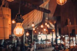 vintage lampe dekorativ im restaurant, warmes birnenlicht. Lichtlampe Strom hängend schmücken Hotel- oder Wohnräume foto