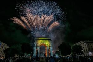 frohes neues jahr und frohes weihnachtsfeuerwerk auf triumphbogen foto