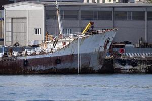 altes verrostetes Schiff im Hafen foto