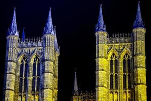kathedrale von lincoln in großbritannien nachtansicht foto