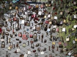 Viele Liebesschlösser in der Grazer Brücke foto