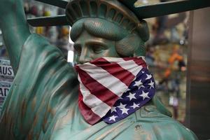 USA-Flagge maskierte Freiheitsstatue mit Maulkorb foto