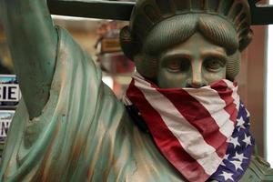 USA-Flagge maskierte Freiheitsstatue mit Maulkorb foto