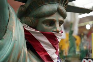 USA-Flagge maskierte Freiheitsstatue mit Maulkorb foto