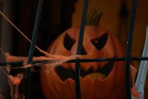 Halloween-Kürbis im Dunkeln. Augen und Mund leuchten foto