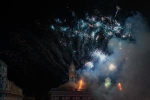 Frohes neues Feuerwerk auf schwarzem Hintergrund foto