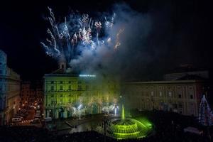 genua, italien - 19. dezember 2015 - frohes neues jahr und frohes weihnachtsfeuerwerk foto