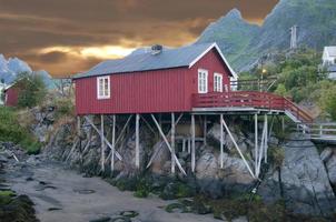 lofoten-inseldorf rote häuser foto