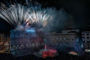 genua, italien - 19. dezember 2015 - frohes neues jahr und frohes weihnachtsfeuerwerk foto