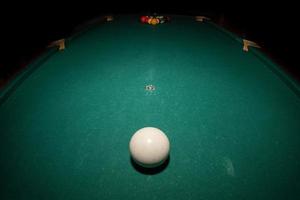 Pool-Billard-Tisch mit acht Bällen foto