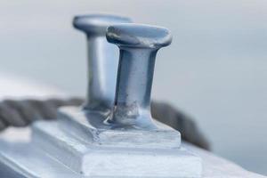 Bootspollerdetail auf Hintergrund des blauen Wassers foto