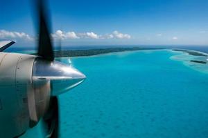 Propellerflugzeug-Detailfliegen im tropischen Paradies foto