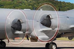 Details zu rotierenden Propellern von Militärflugzeugen foto