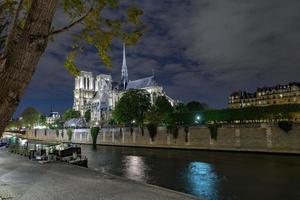 notre dame paris nachtansicht foto