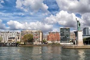 Pariser Freiheitsstatue am Fluss foto