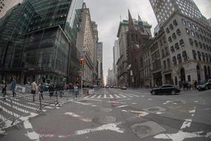 new york - usa - april, 21 2017 menschen am neuen stadtsymbol des trump tower foto