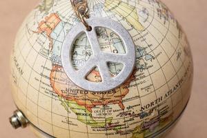 Friedenszeichen auf Globus Geschäft und Wirtschaft. umwelt- oder ökologiekonzept