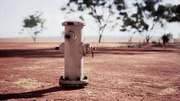 Alter verrosteter Hydrant in der Wüste foto
