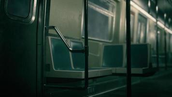 8k leerer U-Bahn-Zug aus Metall im städtischen Chicago foto