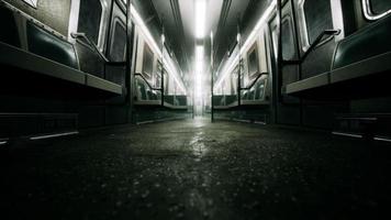 8k leerer U-Bahn-Zug aus Metall im städtischen Chicago foto