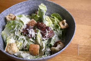 Caesar-Salat in einer Schüssel auf dem Tisch foto