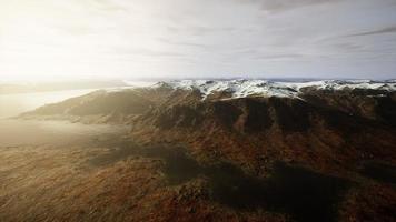 Luftdrohnen-Panoramablick auf die Berge in Island foto