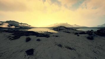 Blick auf die Landschaft eines norwegischen Fjords mit schneebedeckten Bergen und Felsen foto