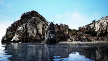 Basaltfelsen im Ozean foto