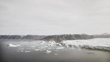 schöne luftaufnahme des massiven gletschers in island und seiner lagune foto