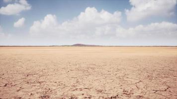 rissiges trockenes Land ohne Wasser foto