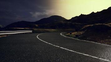 bunte autobahnlandschaft am meer foto