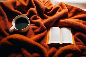 ein Buch auf einem Bett neben einer Tasse Kaffee foto