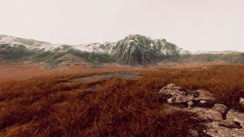 schöne felsen in der provinz afghanistan mit trockenem gras foto