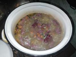 Suppe mit verschiedenen Zutaten zu Hause zubereiten foto