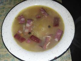 Suppe mit verschiedenen Zutaten zu Hause zubereiten foto