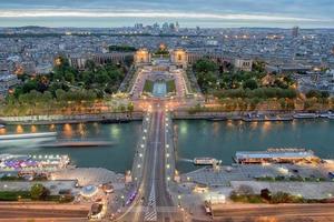 paris nachtansicht von tour eiffel foto