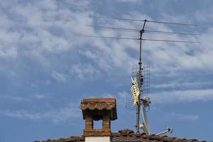 Fernsehantenne auf einem Dach foto