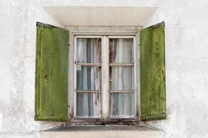 Außenansicht des alten Holzfensters foto