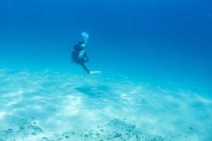 schönes latina mexikanisches mädchen, das in cortez meer taucht foto