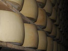 typische italienische Käsefabrik Parmigiano Reggiano foto